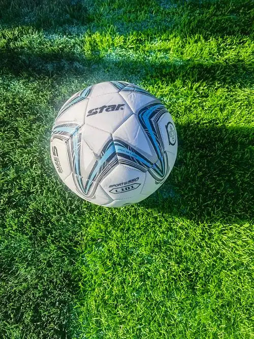 社交聚会时查看足球比分