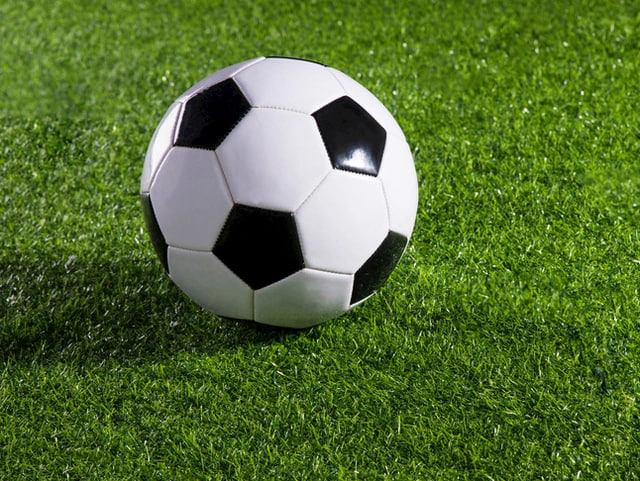 资深球迷使用即时比分追踪多场比赛